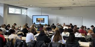 Dortmunder Tag der finanziellen Bildung Schülerinnen und Schüler der Sekundarstufe II vertieft in das Börsenplanspiel.