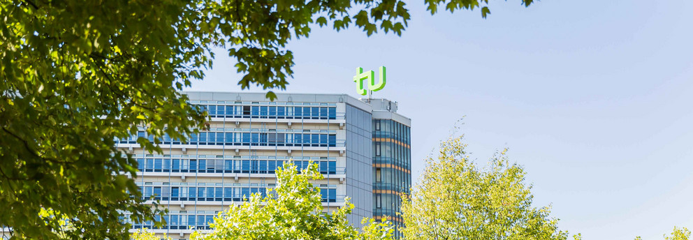 Mathetower umrahmt von Bäumen Mathetower umrahmt von Bäumen